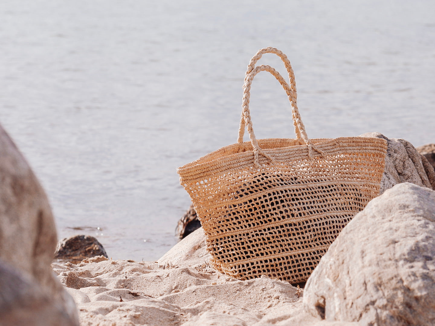 Nachhaltige Mode- und Wohnaccessoires aus natürlichem Raffia.
– IKIALA